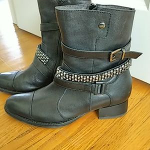 Short black leather side zip boot